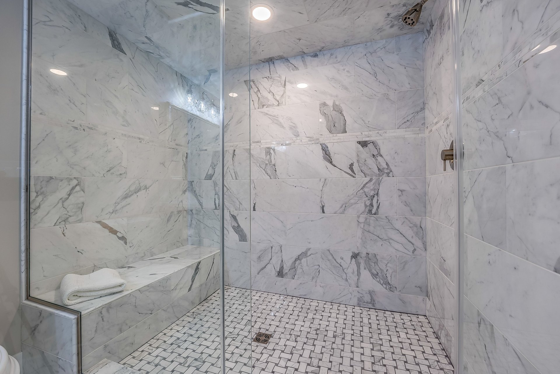 Light and bright tiles with veining
